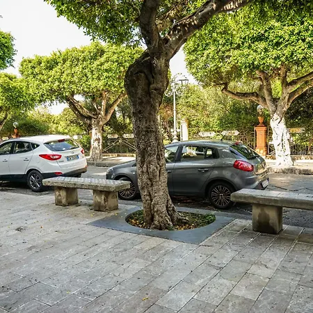 Umberto 25 * Santo Stefano di Camastra